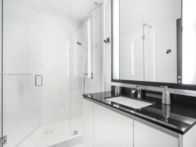 4-bedroom condo for sale in Sunny Isles Beach - 18555 Collins Ave 3505 - MondialRealty