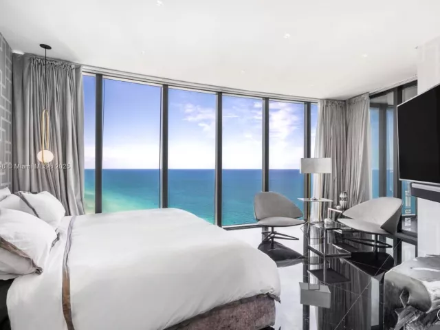 4-bedroom condo for sale in Sunny Isles Beach - 18555 Collins Ave 3505 - MondialRealty