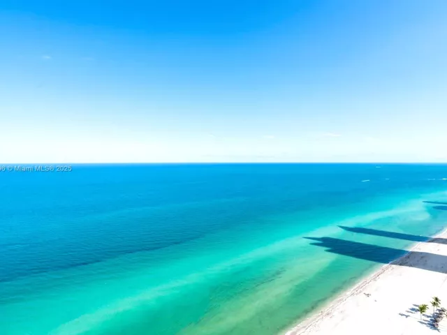 4-bedroom condo for sale in Sunny Isles Beach - 18555 Collins Ave 3505 - MondialRealty