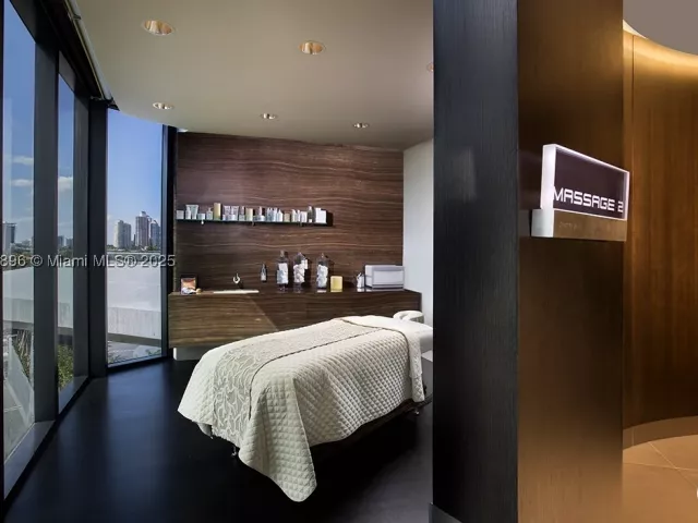 4-bedroom condo for sale in Sunny Isles Beach - 18555 Collins Ave 3505 - MondialRealty