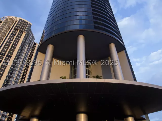 4-bedroom condo for sale in Sunny Isles Beach - 18555 Collins Ave 3505 - MondialRealty
