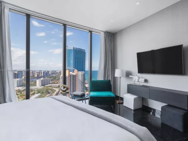 4-bedroom condo for sale in Sunny Isles Beach - 18555 Collins Ave 3505 - MondialRealty