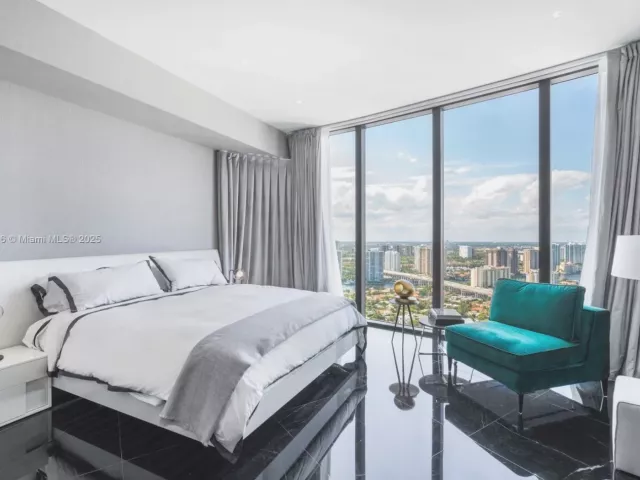 4-bedroom condo for sale in Sunny Isles Beach - 18555 Collins Ave 3505 - MondialRealty