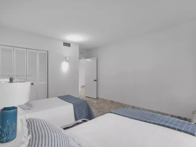 2-bedroom condo for rent in Key Biscayne - 1121 Crandon Blvd E302 - MondialRealty