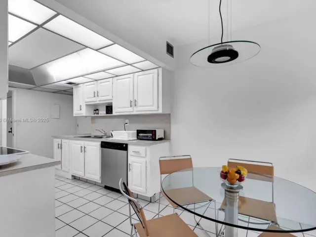 2-bedroom condo for rent in Key Biscayne - 1121 Crandon Blvd E302 - MondialRealty