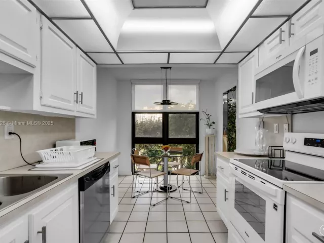 2-bedroom condo for rent in Key Biscayne - 1121 Crandon Blvd E302 - MondialRealty