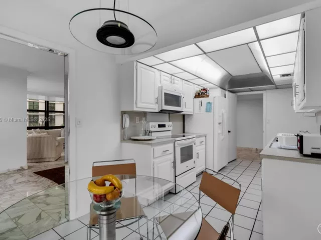 2-bedroom condo for rent in Key Biscayne - 1121 Crandon Blvd E302 - MondialRealty