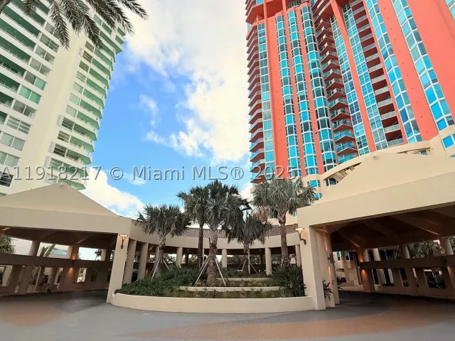 1-bedroom condo for sale in Miami Beach - 300 S Pointe Dr 906 - MondialRealty