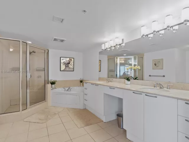 2-bedroom condo for sale in Sunny Isles Beach - 16699 Collins Ave 3604 - MondialRealty