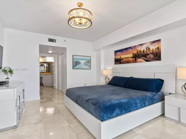 2-bedroom condo for sale in Sunny Isles Beach - 16699 Collins Ave 3604 - MondialRealty