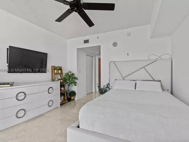 2-bedroom condo for sale in Sunny Isles Beach - 16699 Collins Ave 3604 - MondialRealty