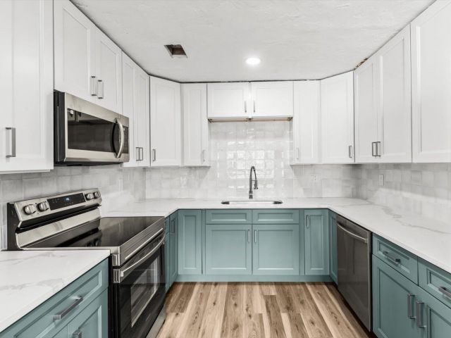 Home for sale at 937 NE 25th Avenue - photo 6831611