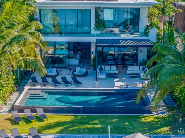 6-bedroom home for rent in Miami Beach - 200 W Rivo Alto Dr - MondialRealty