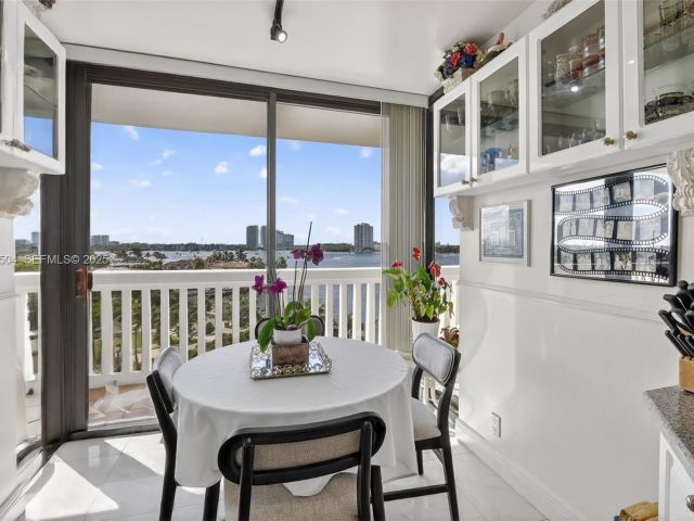 3-bedroom condo for sale in Aventura - 1000 Island Blvd 602 - MondialRealty