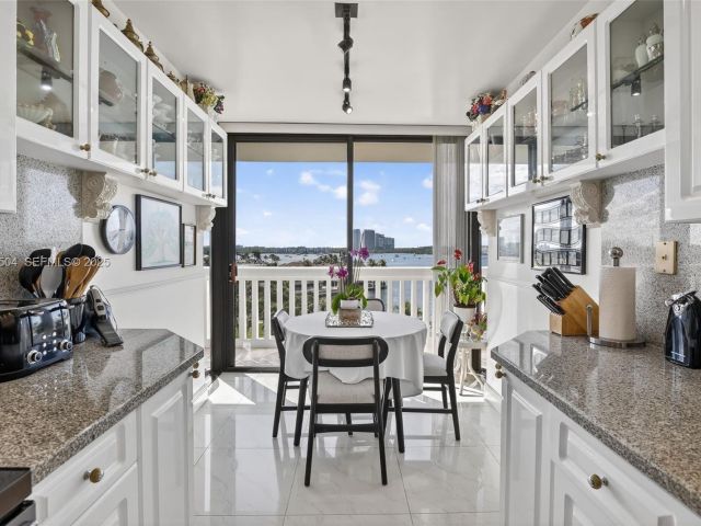 3-bedroom condo for sale in Aventura - 1000 Island Blvd 602 - MondialRealty