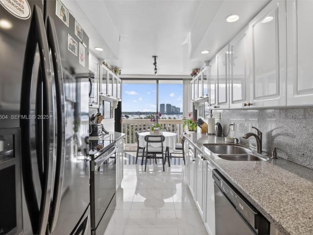 3-bedroom condo for sale in Aventura - 1000 Island Blvd 602 - MondialRealty