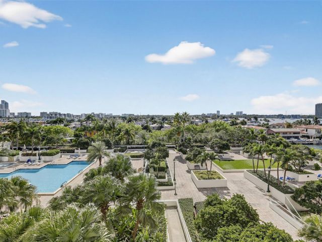 3-bedroom condo for sale in Aventura - 1000 Island Blvd 602 - MondialRealty