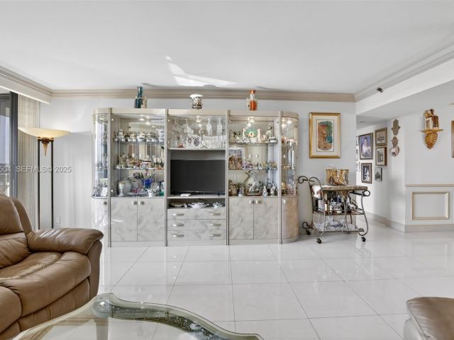 3-bedroom condo for sale in Aventura - 1000 Island Blvd 602 - MondialRealty