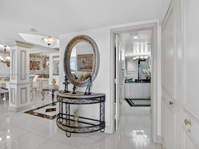 3-bedroom condo for sale in Aventura - 1000 Island Blvd 602 - MondialRealty