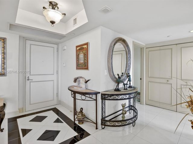 3-bedroom condo for sale in Aventura - 1000 Island Blvd 602 - MondialRealty