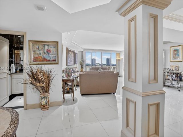 3-bedroom condo for sale in Aventura - 1000 Island Blvd 602 - MondialRealty