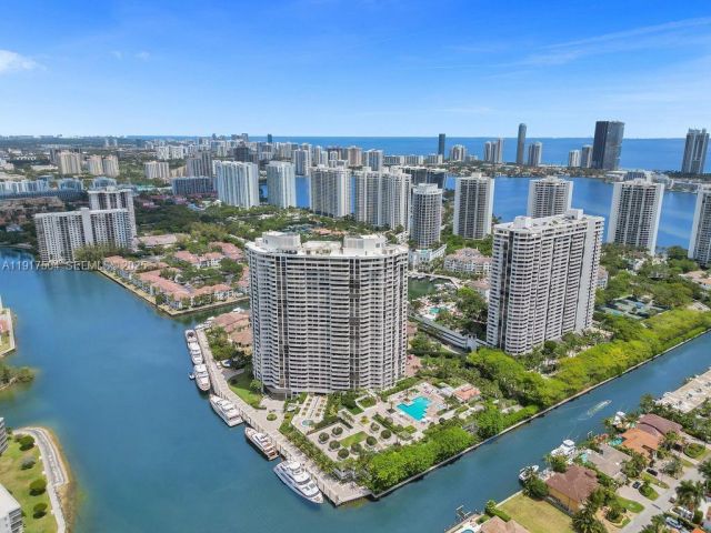 3-bedroom condo for sale in Aventura - 1000 Island Blvd 602 - MondialRealty