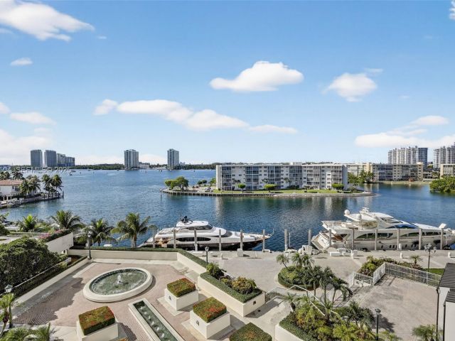 3-bedroom condo for sale in Aventura - 1000 Island Blvd 602 - MondialRealty
