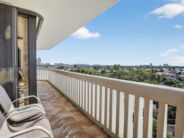 3-bedroom condo for sale in Aventura - 1000 Island Blvd 602 - MondialRealty