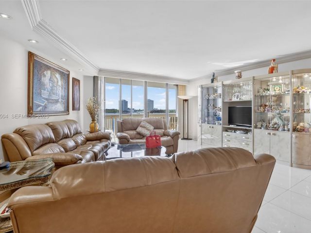 3-bedroom condo for sale in Aventura - 1000 Island Blvd 602 - MondialRealty