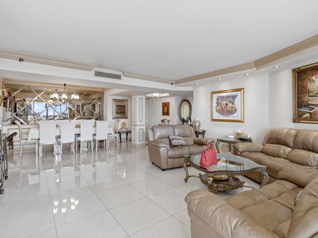 3-bedroom condo for sale in Aventura - 1000 Island Blvd 602 - MondialRealty