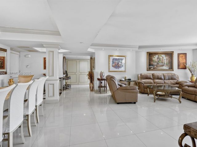 3-bedroom condo for sale in Aventura - 1000 Island Blvd 602 - MondialRealty