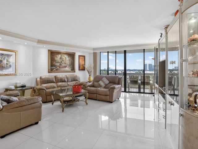 3-bedroom condo for sale in Aventura - 1000 Island Blvd 602 - MondialRealty