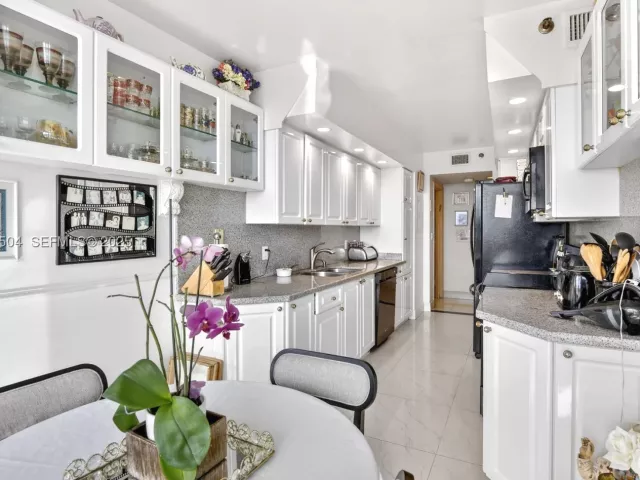3-bedroom condo for sale in Aventura - 1000 Island Blvd 602 - MondialRealty