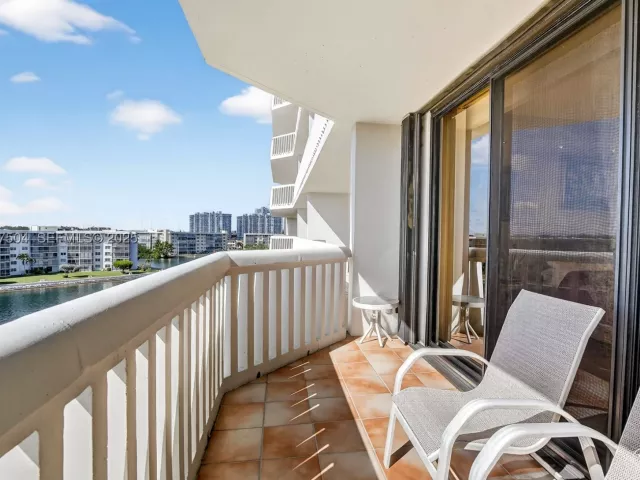 3-bedroom condo for sale in Aventura - 1000 Island Blvd 602 - MondialRealty