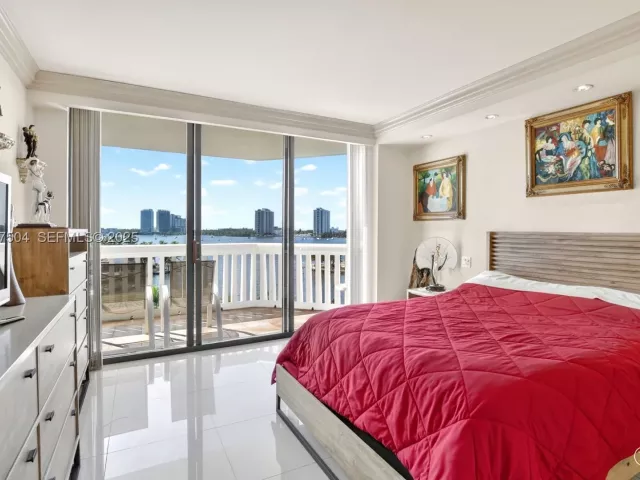 3-bedroom condo for sale in Aventura - 1000 Island Blvd 602 - MondialRealty