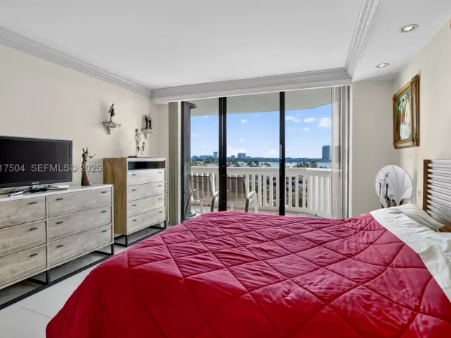 3-bedroom condo for sale in Aventura - 1000 Island Blvd 602 - MondialRealty