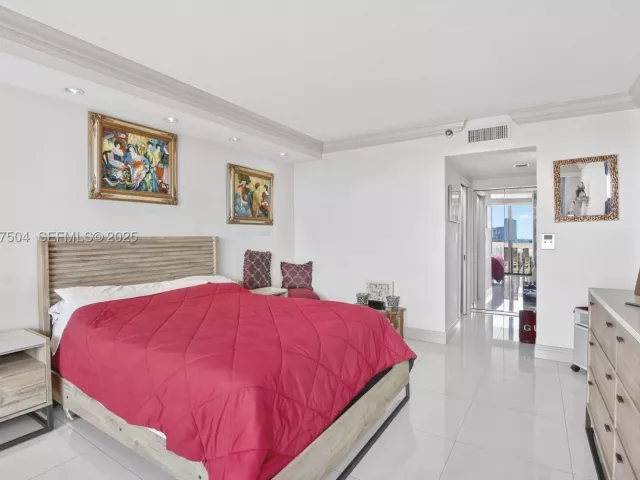 3-bedroom condo for sale in Aventura - 1000 Island Blvd 602 - MondialRealty