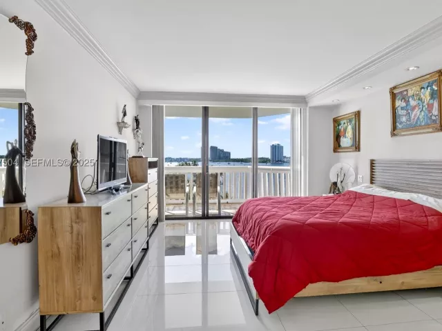 3-bedroom condo for sale in Aventura - 1000 Island Blvd 602 - MondialRealty