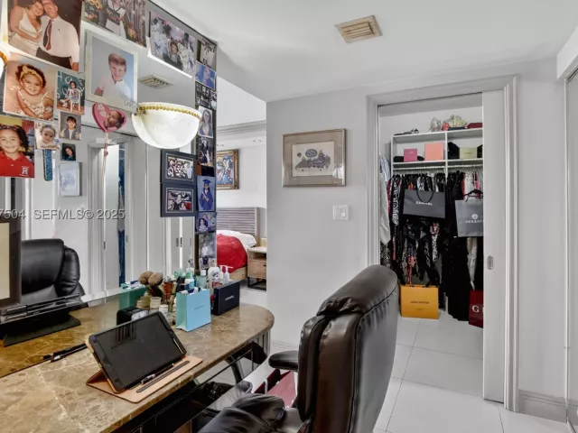 3-bedroom condo for sale in Aventura - 1000 Island Blvd 602 - MondialRealty