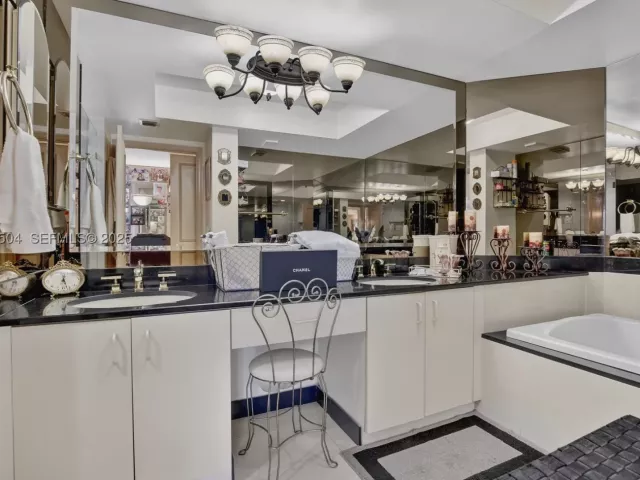 3-bedroom condo for sale in Aventura - 1000 Island Blvd 602 - MondialRealty