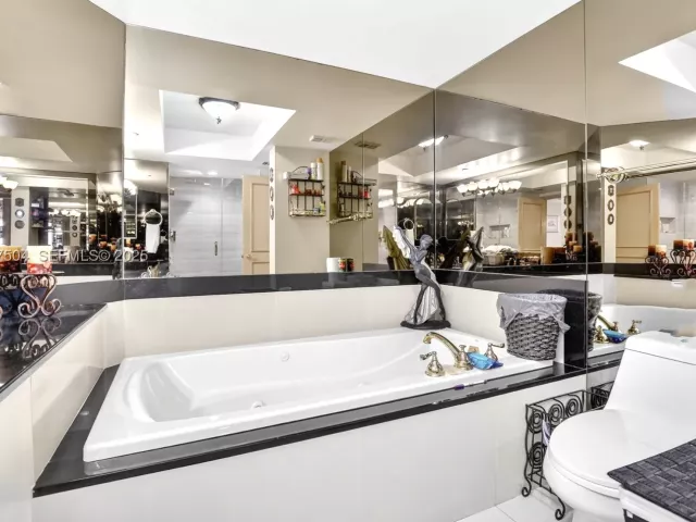 3-bedroom condo for sale in Aventura - 1000 Island Blvd 602 - MondialRealty