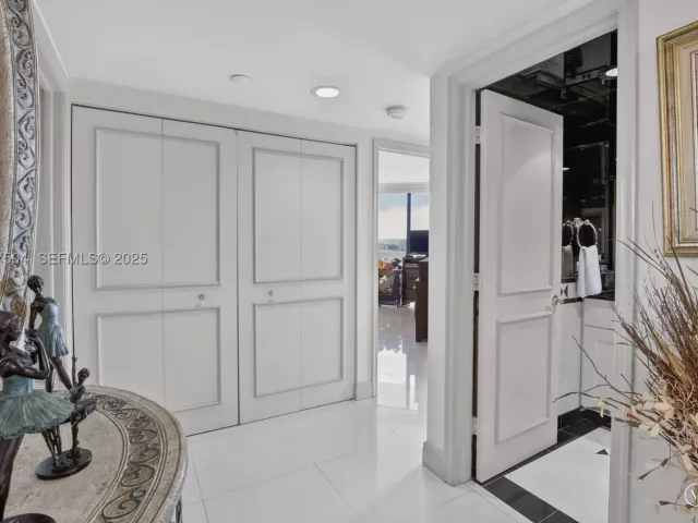 3-bedroom condo for sale in Aventura - 1000 Island Blvd 602 - MondialRealty