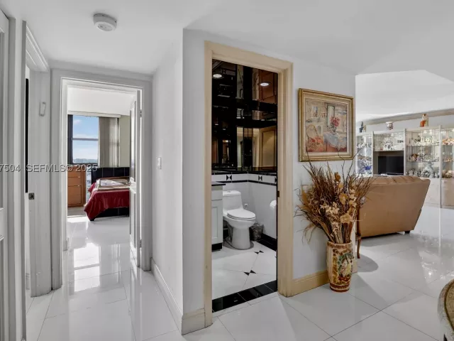 3-bedroom condo for sale in Aventura - 1000 Island Blvd 602 - MondialRealty