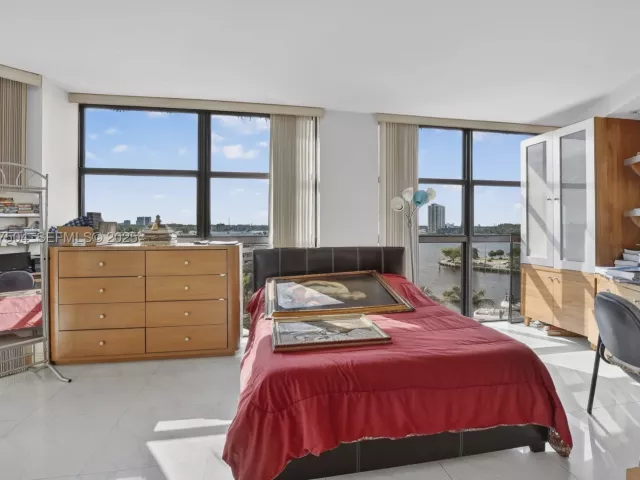 3-bedroom condo for sale in Aventura - 1000 Island Blvd 602 - MondialRealty