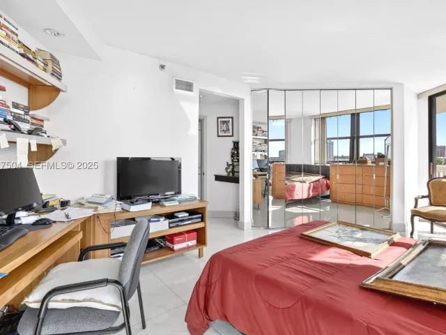 3-bedroom condo for sale in Aventura - 1000 Island Blvd 602 - MondialRealty