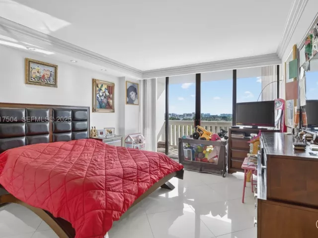 3-bedroom condo for sale in Aventura - 1000 Island Blvd 602 - MondialRealty