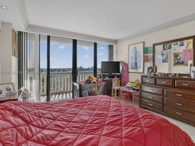 3-bedroom condo for sale in Aventura - 1000 Island Blvd 602 - MondialRealty