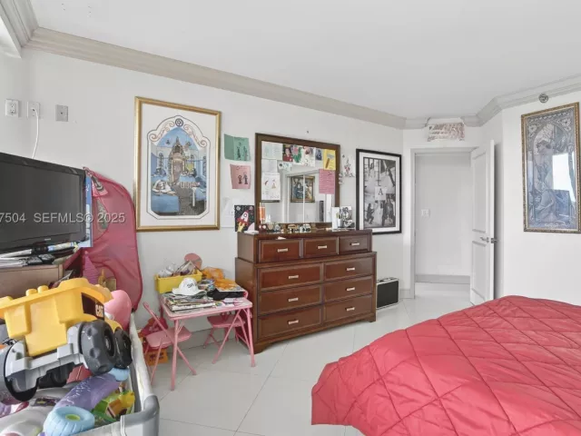 3-bedroom condo for sale in Aventura - 1000 Island Blvd 602 - MondialRealty