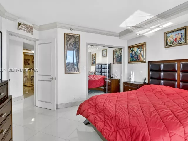 3-bedroom condo for sale in Aventura - 1000 Island Blvd 602 - MondialRealty