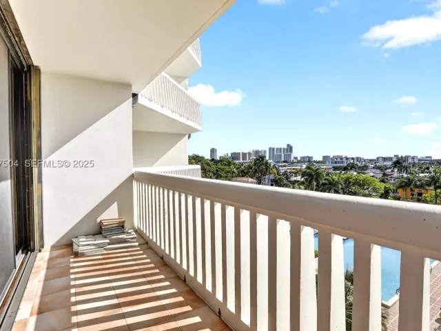 3-bedroom condo for sale in Aventura - 1000 Island Blvd 602 - MondialRealty